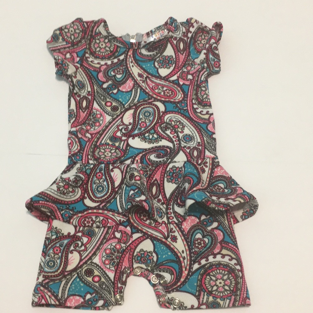 Adorable EUC 6-12 mo paisley Dot Dot Smile Romper